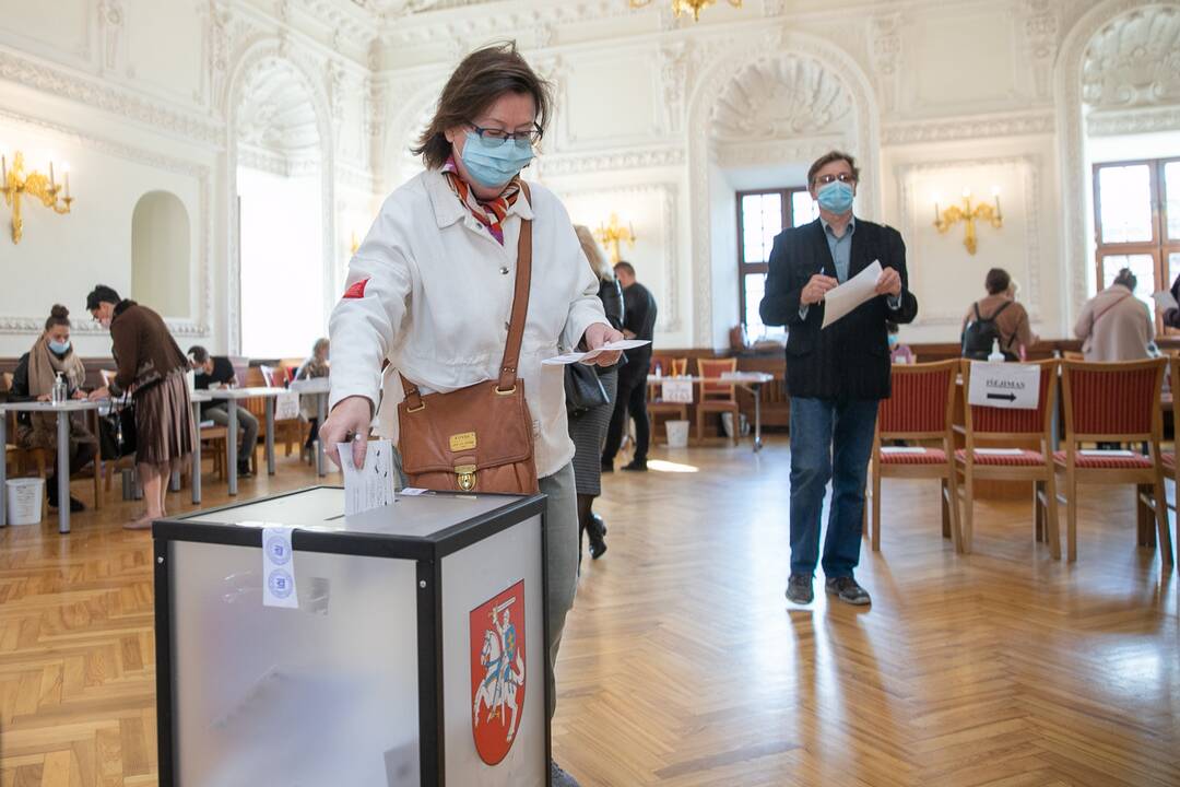 Eilės išankstinio balsavimo vietose Kaune