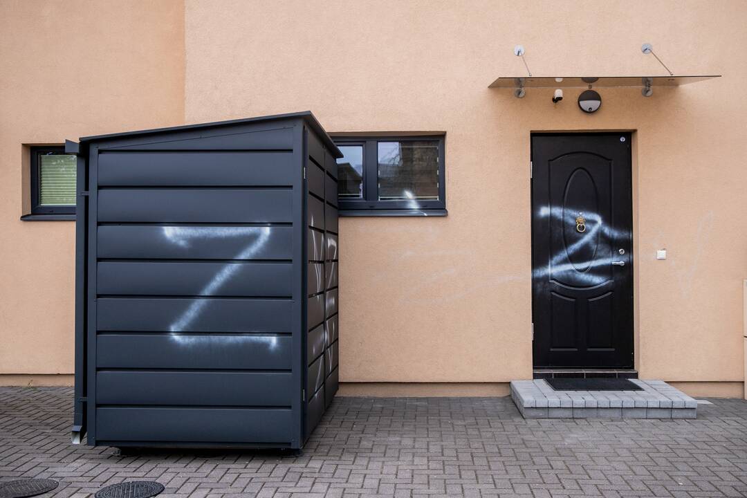 Rusiškais simboliais subjaurotas kotedžas Kaune