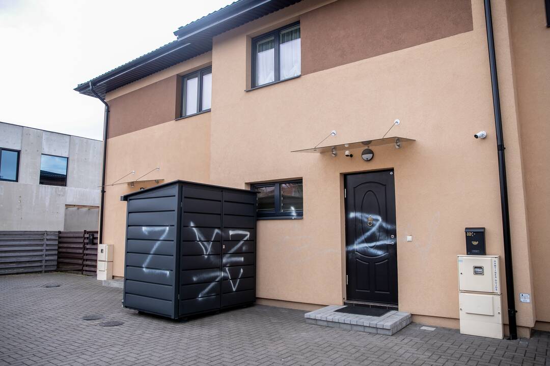 Rusiškais simboliais subjaurotas kotedžas Kaune