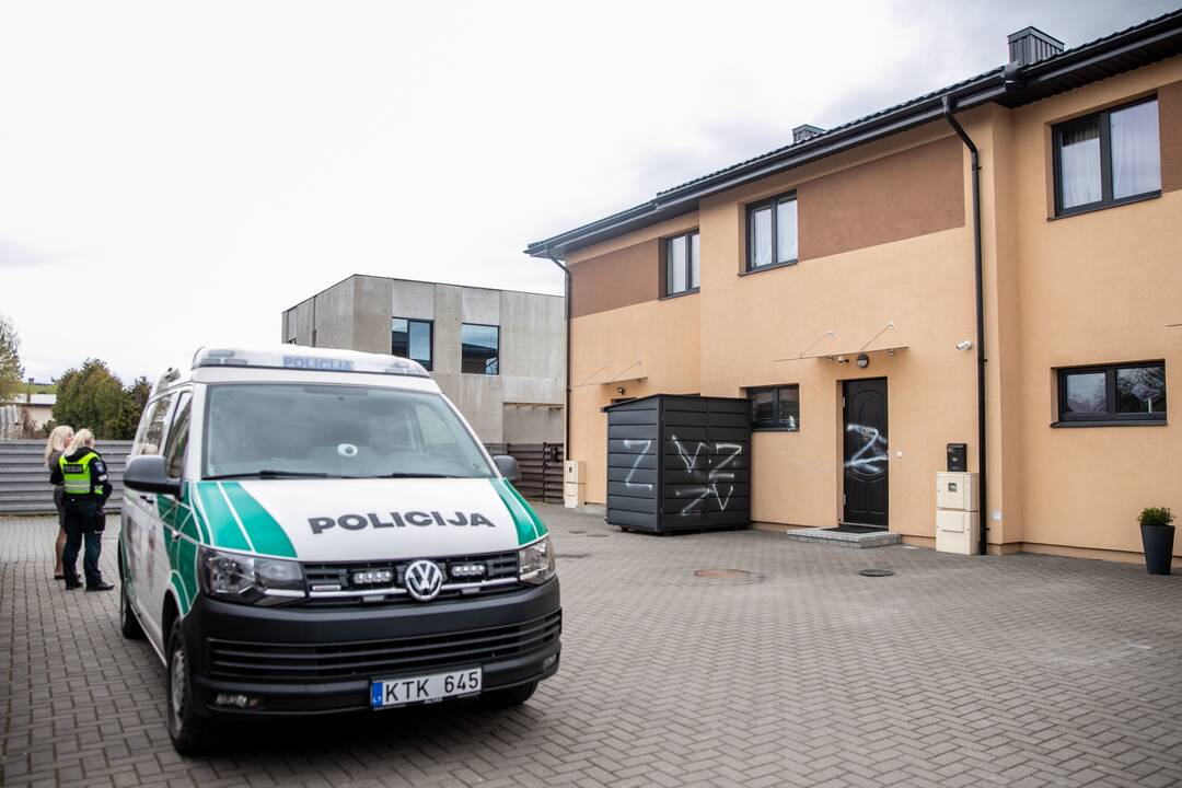 Rusiškais simboliais subjaurotas kotedžas Kaune