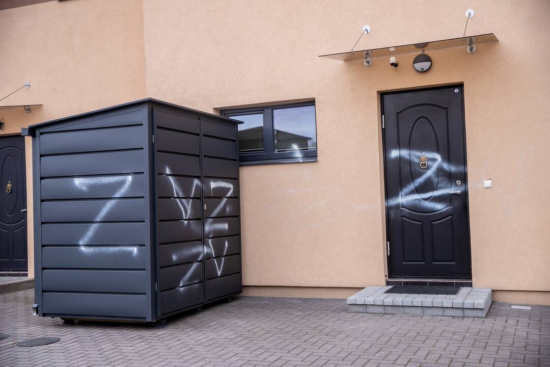 Rusiškais simboliais subjaurotas kotedžas Kaune