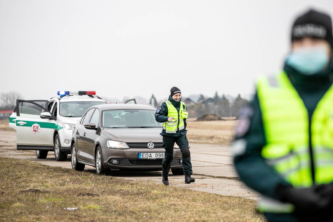 Lietuvos policijos mokyklos kursantų pratybos Aleksoto aerodrome