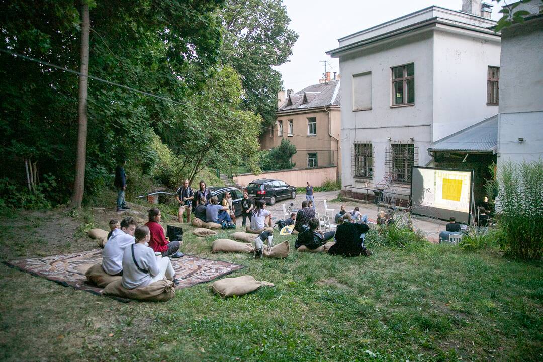 Filmo apie Baltarusiją peržiūra menininkų kiemelyje