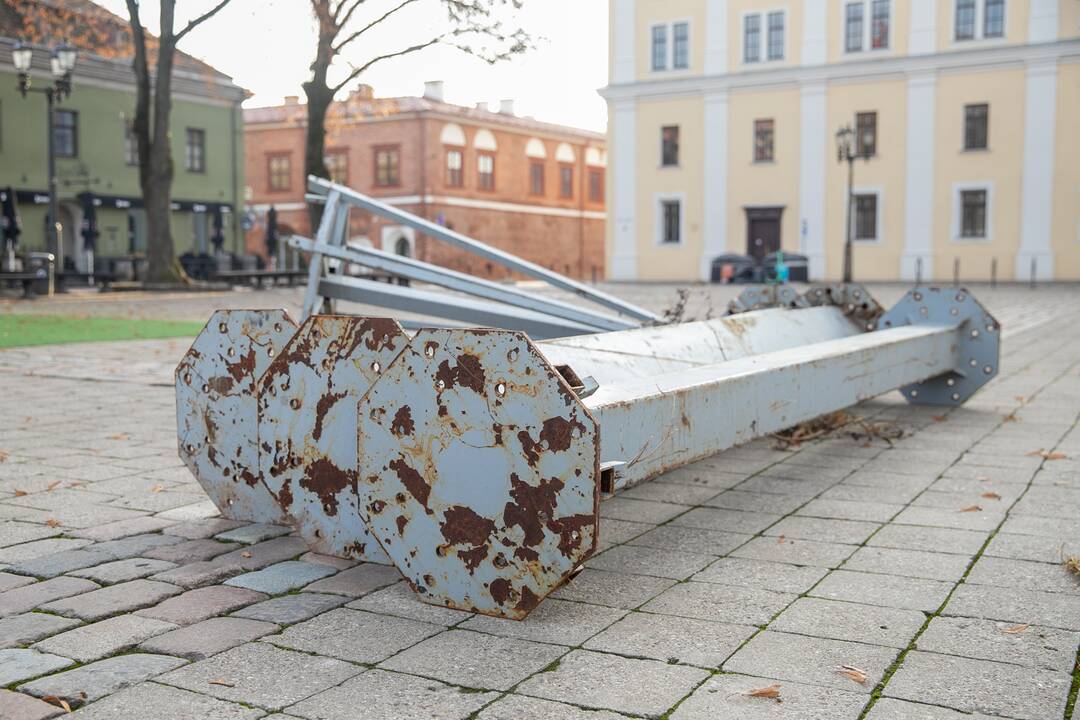 Kalėdinės eglutės įrengimas Rotušės aikštėje