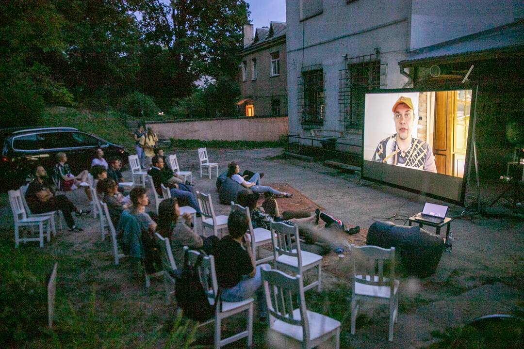 Filmo apie Baltarusiją peržiūra menininkų kiemelyje