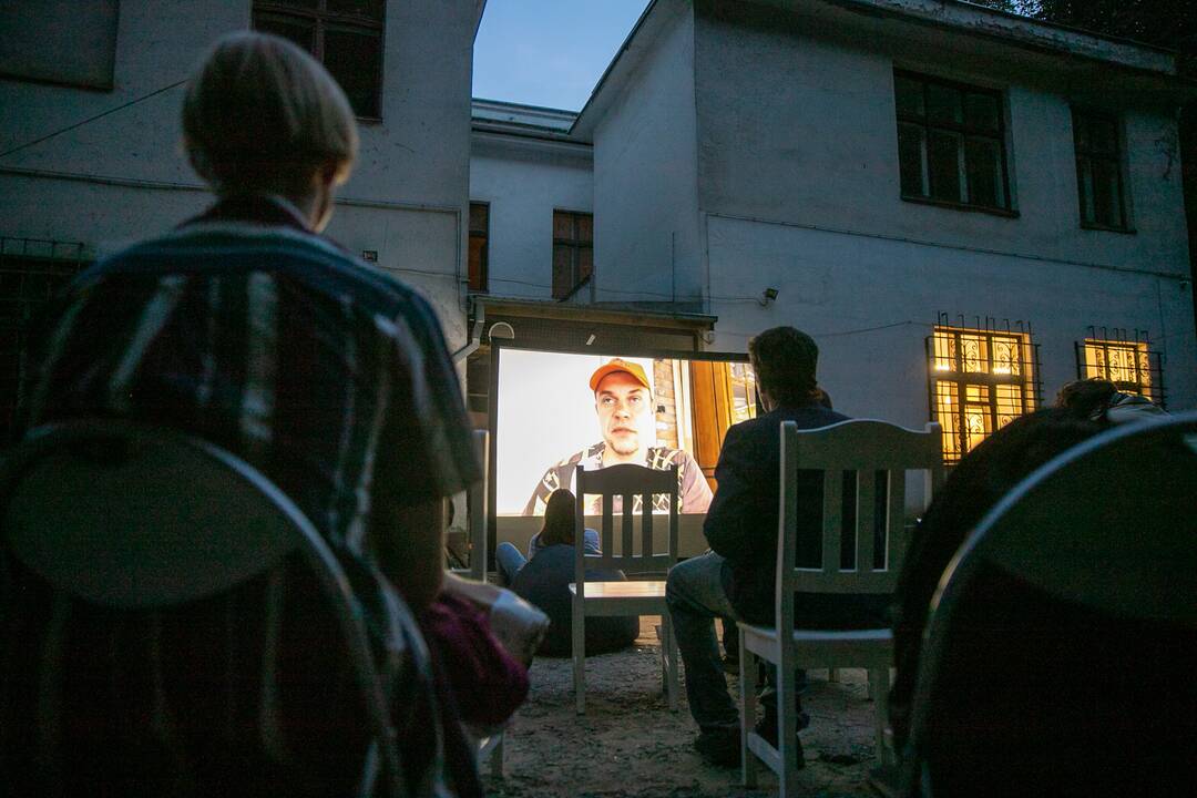 Filmo apie Baltarusiją peržiūra menininkų kiemelyje