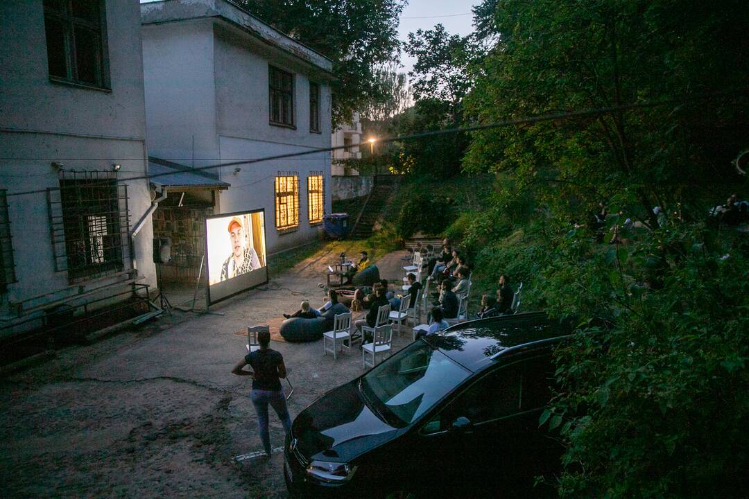 Filmo apie Baltarusiją peržiūra menininkų kiemelyje