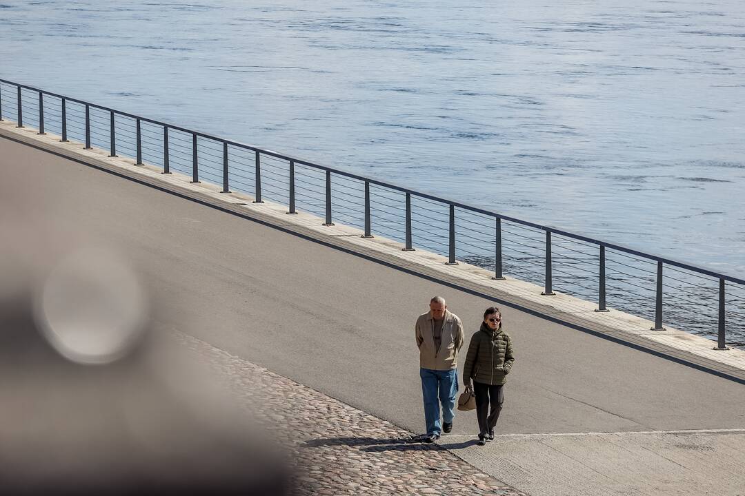 Kauniečiai džiaugiasi atėjusiu pavasariu