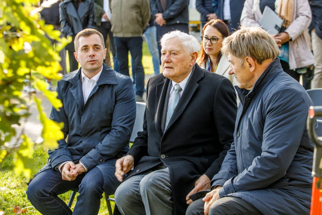 Prie Prezidento Valdo Adamkaus sporto centro šaknis įleido ąžuolai