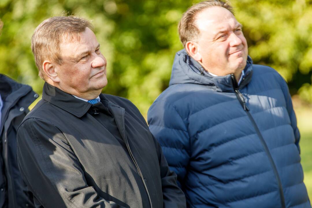 Prie Prezidento Valdo Adamkaus sporto centro šaknis įleido ąžuolai