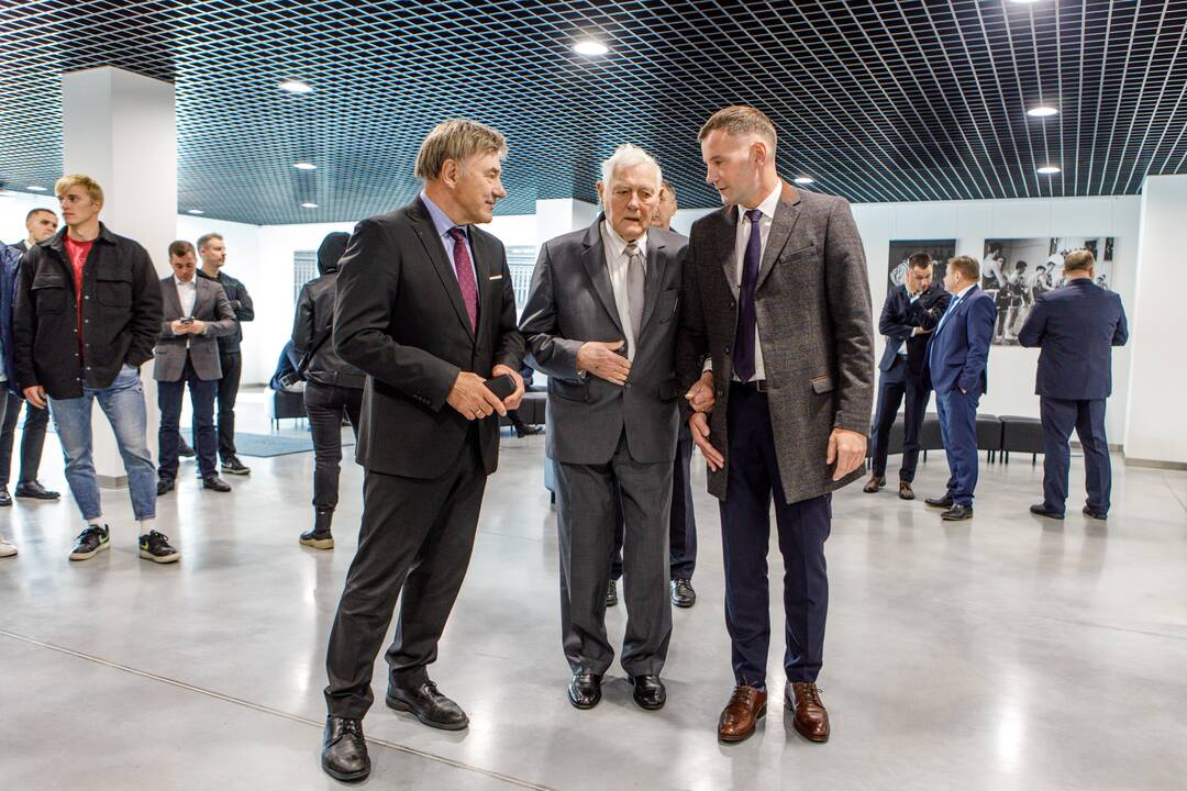 Prie Prezidento Valdo Adamkaus sporto centro šaknis įleido ąžuolai