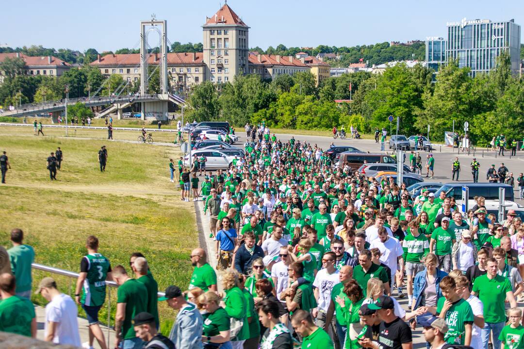 Krepšinio sirgaliai plūsta į areną