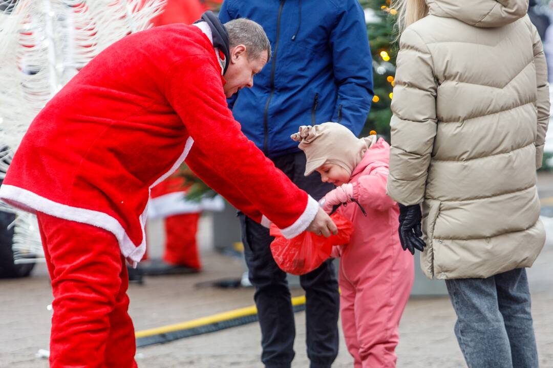 Po Kauną pabiro ratuoti Kalėdų Seneliai