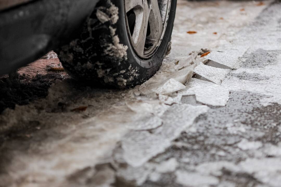 Eismo sąlygas Kaune sunkina plikledis 