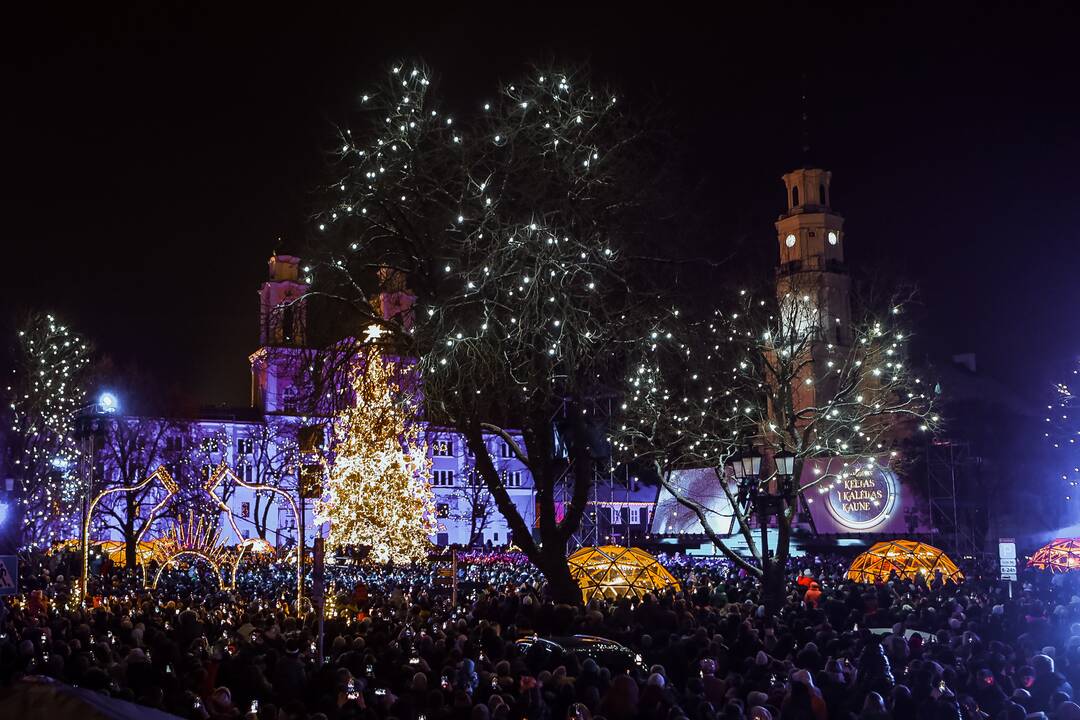 Žingsnis link Kalėdų: įžiebta žvaigždėmis puošta Kauno eglutė! 