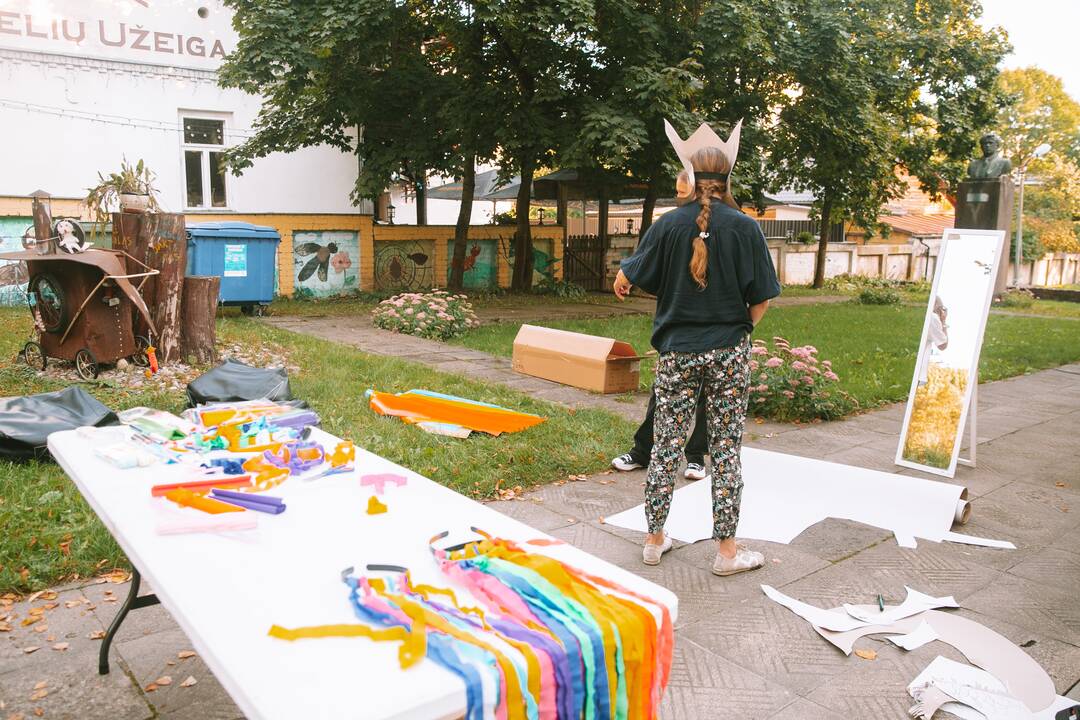 Kauniečiai ruošiasi kopimui į Parodos kalną Fluxus stiliumi