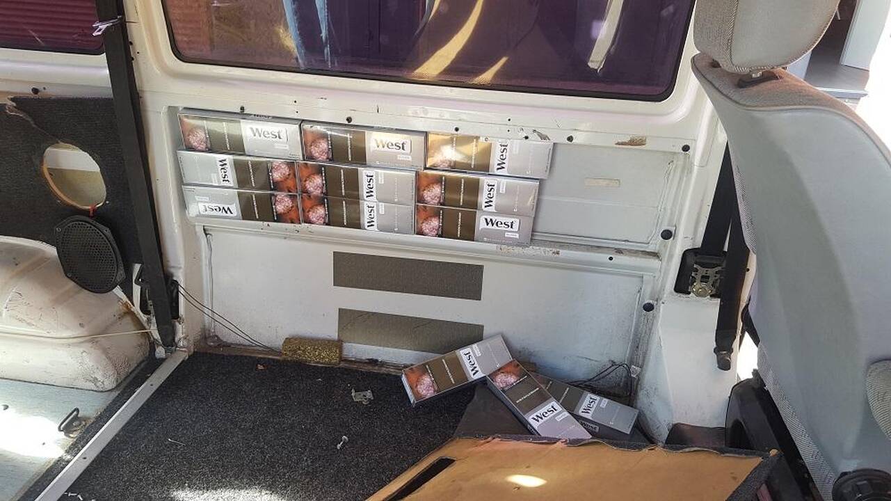 Mažeikiškis ir jurbarkiškis cigaretes gabeno mikroautobusų slėptuvėse