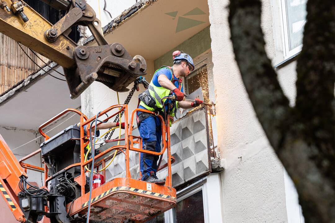 Pradedami sprogusio daugiabučio Viršuliškėse atstatymo darbai