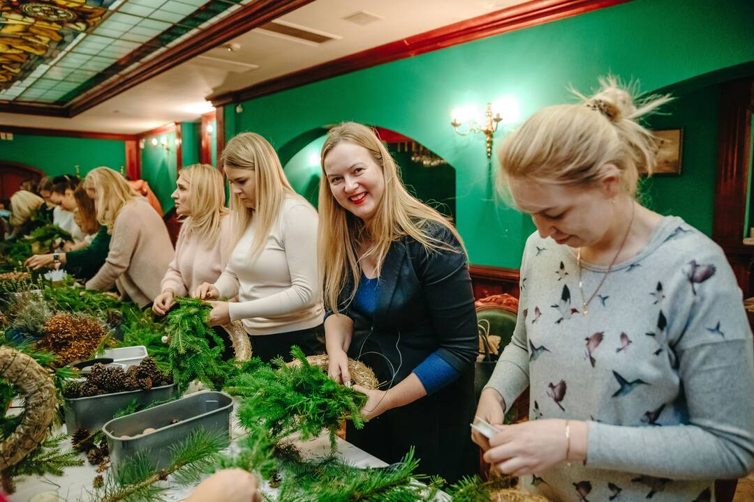 „Vikonda grupės“ įmonių darbuotojos drauge kūrė advento vainikus. 