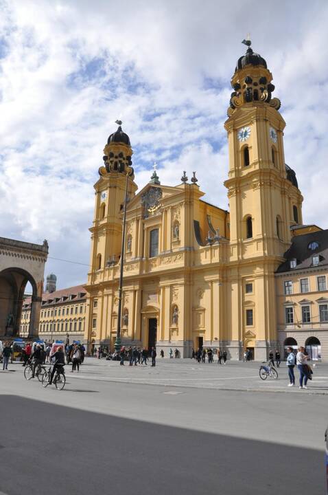Bavarijos princas Luitpoldas 2023 m. balandį Valdovų rūmų muziejuje.