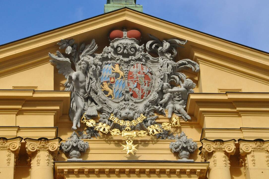 Bavarijos princas Luitpoldas 2023 m. balandį Valdovų rūmų muziejuje.