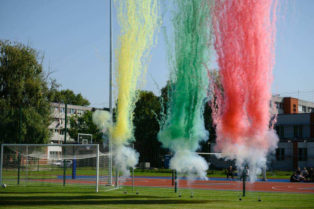 Atidarymas: į šventę susirinkę garbingi svečiai negailėjo pagyrų puikiai sutvarkytam stadionui.
