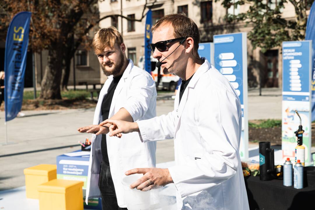 Susidomėjimas: ES investicijas Kaune padėjo pristatyti mokslo populiarinimo komanda.