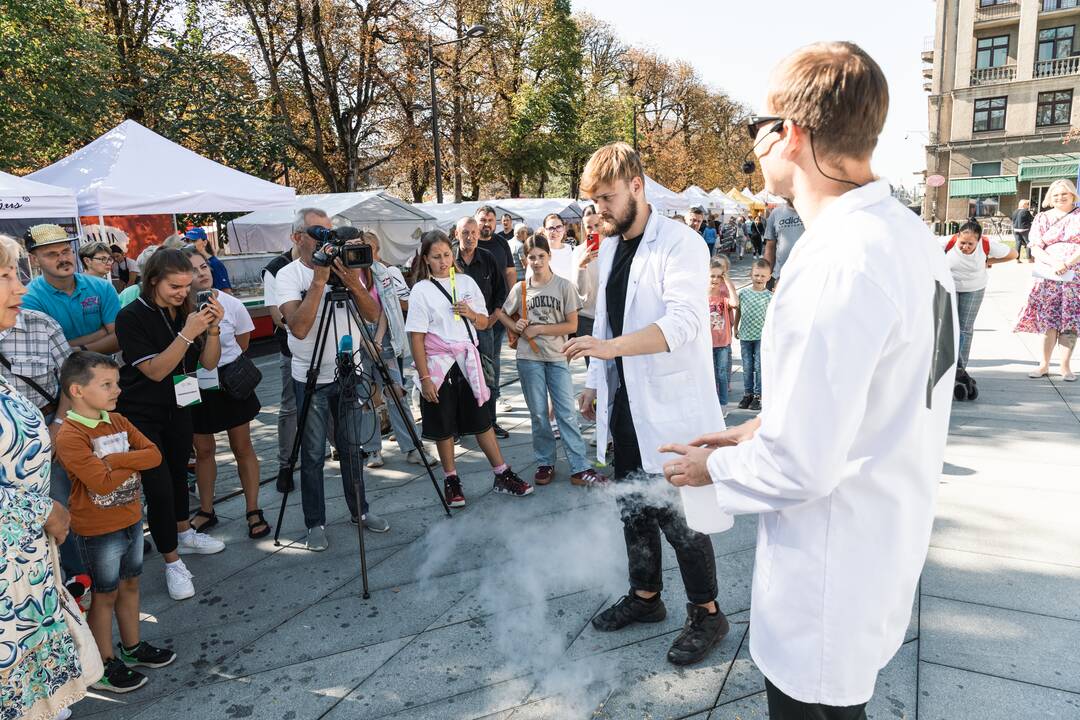 Susidomėjimas: ES investicijas Kaune padėjo pristatyti mokslo populiarinimo komanda.