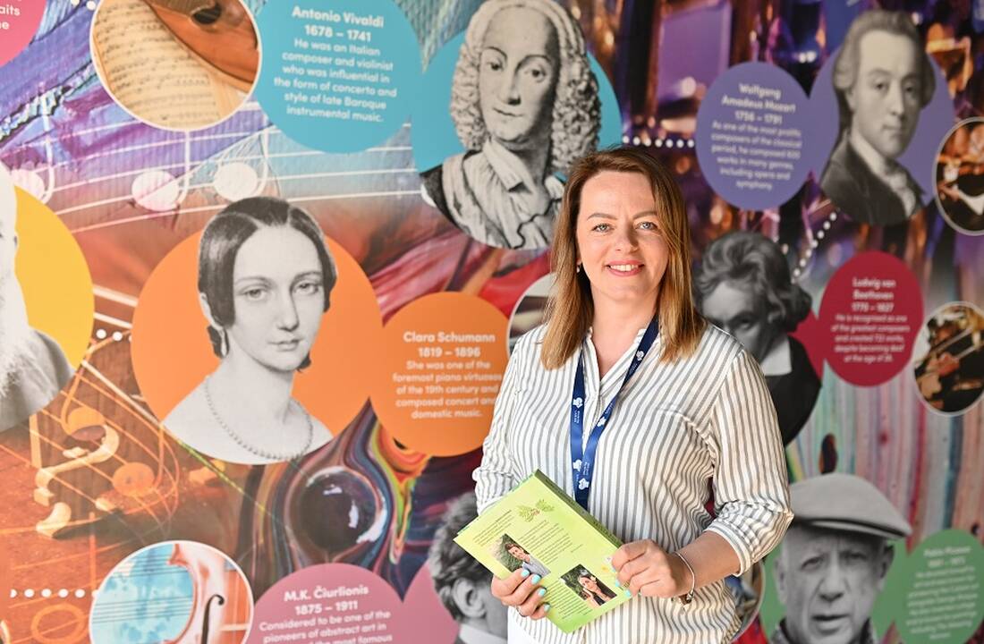 Dalytis: kalbėkitės, mokykite spręsti problemas, dalykitės, kas gero nutiko jūsų darbe, – įtraukdami vaikus į savo gyvenimą išmokysite juos atsakyti tuo pačiu. 