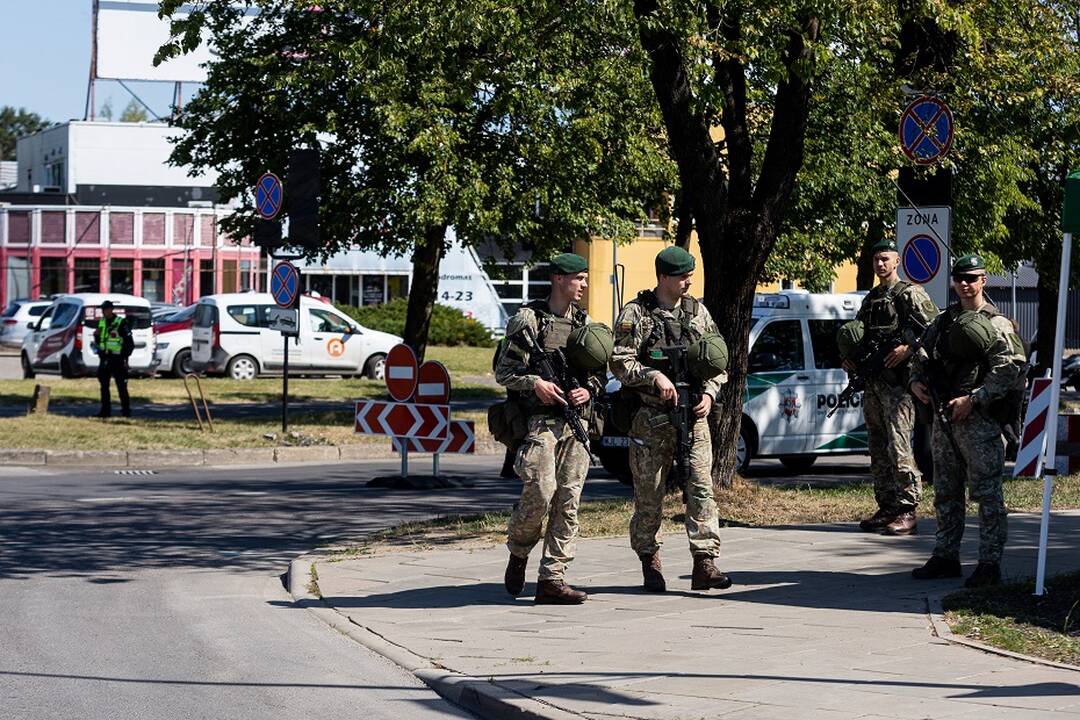 Policijos pareigūnai ir Lietuvos kariuomenės kariai „Litexpo“  prieigose