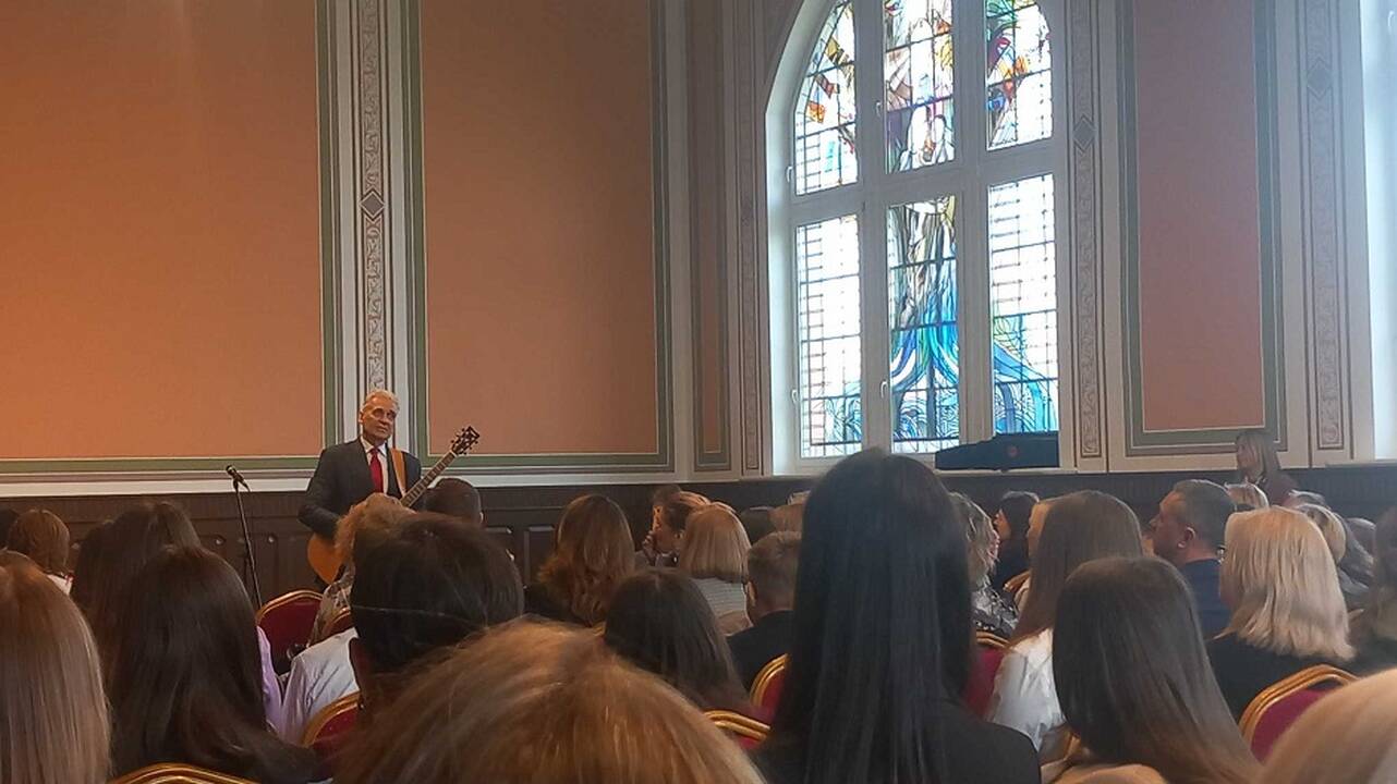 Šventė: Klaipėdoje įvyko dvidešimtas meninio skaitymo konkursas, kuriame gausiai susibūrė 1–12 klasių moksleiviai iš visos Lietuvos. Renginio dalyvius sveikino profesorius R. Balsys. 