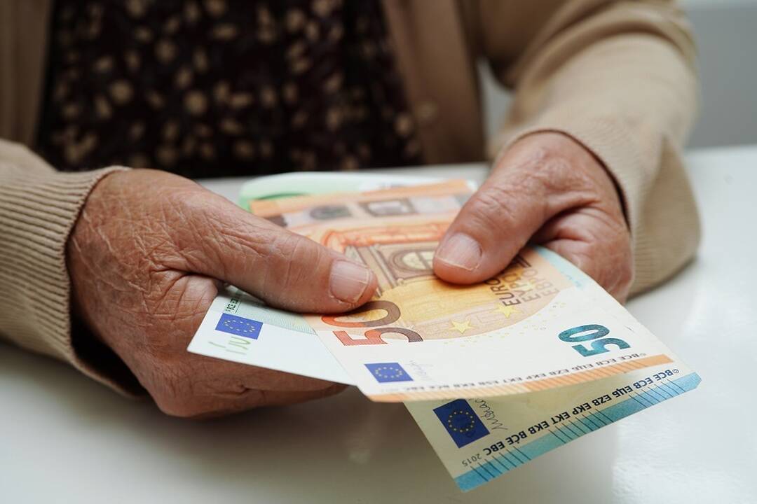 Tyrimas: 15 proc. gyventojų vis dar atsiskaito grynaisiais pinigais