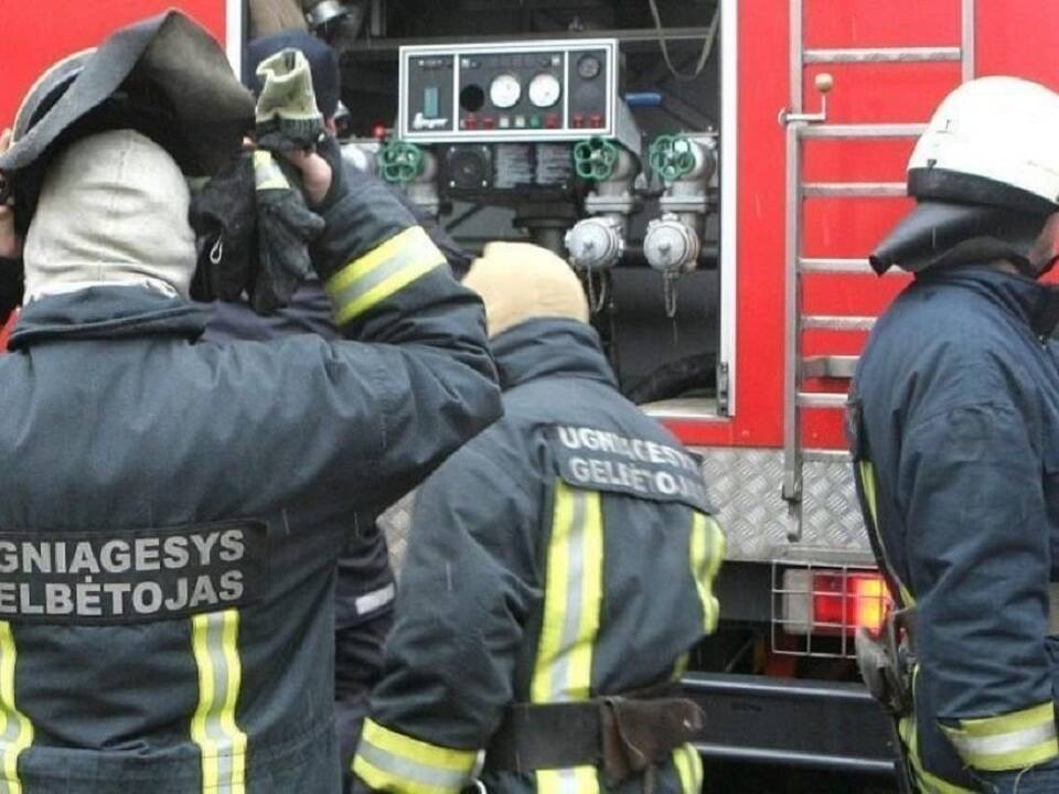 Ukmergėje – gaisras: liepsnoja gamybinės patalpos
