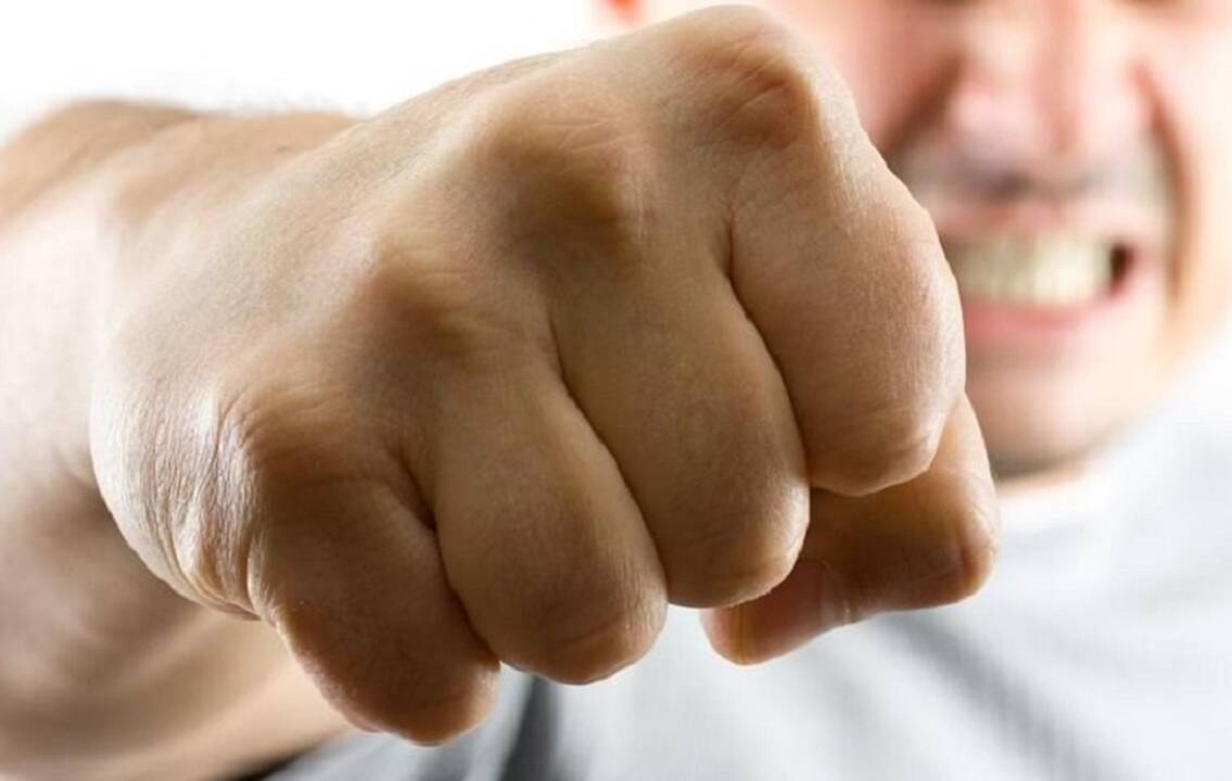 Dėl smurto artimoje aplinkoje sulaikytas vyras smurtavo ir prieš pareigūną