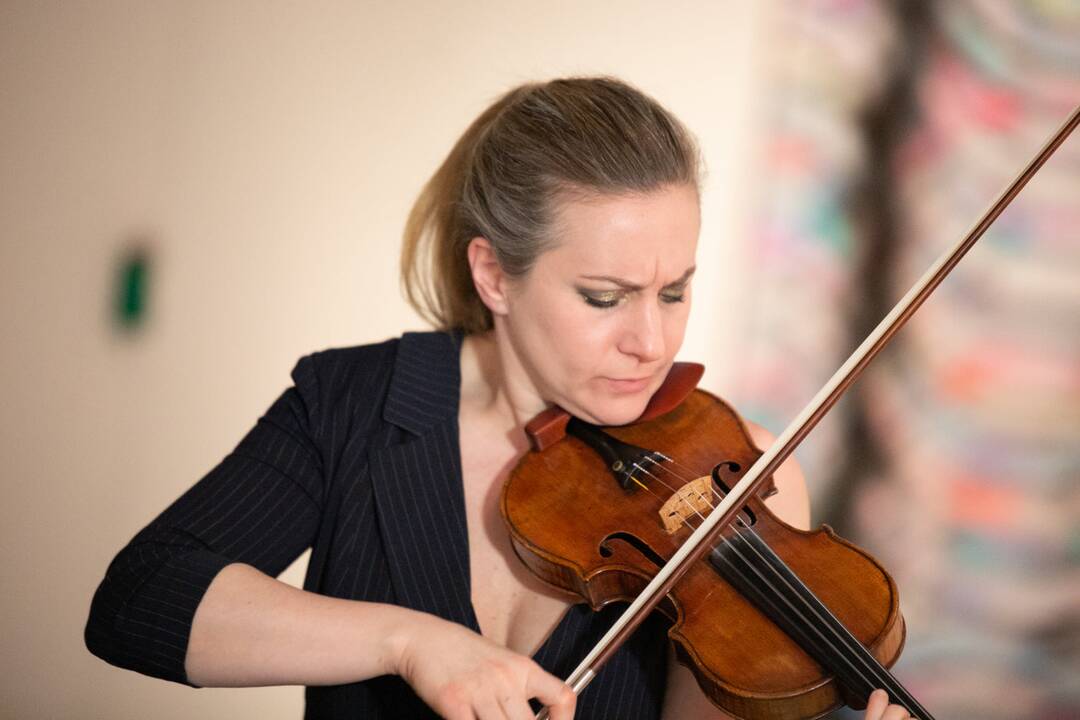 Nauda: padedami iškilių pedagogų jaunieji kursų dalyviai tobulina kamerinio muzikavimo įgūdžius, ugdo kūrybiškumą, įgyja sceninės patirties.