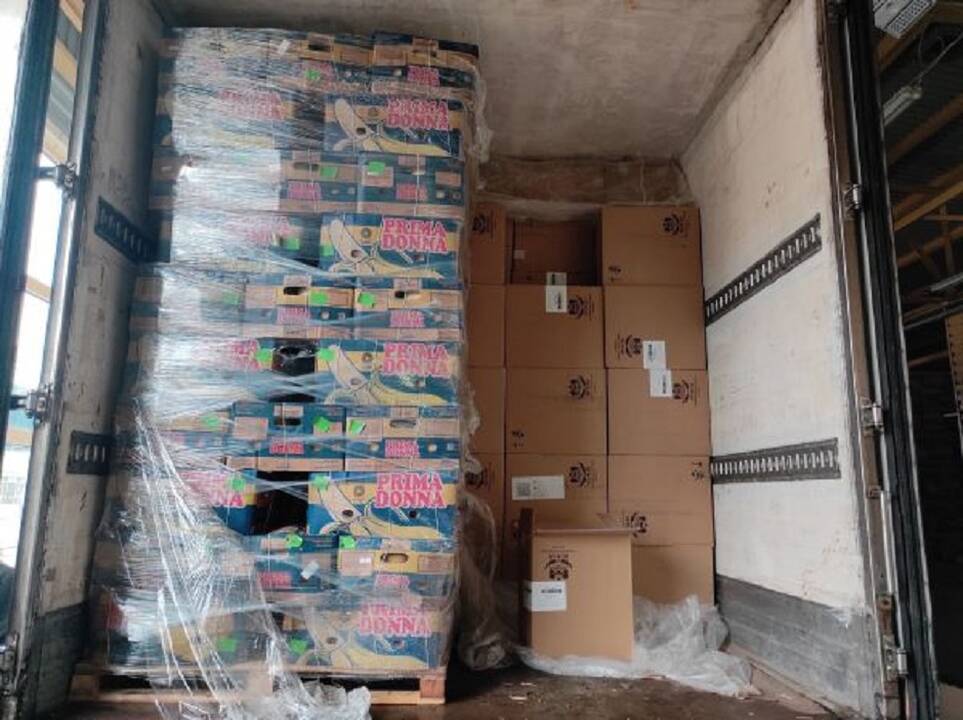 Kontrabandinės cigaretės į Lietuvą keliavo paslėptos po melionais ir akmens skalda