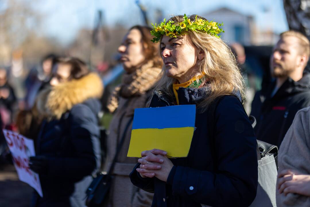 Vilniečiai susirinko „apgulti“ Rusijos ambasados