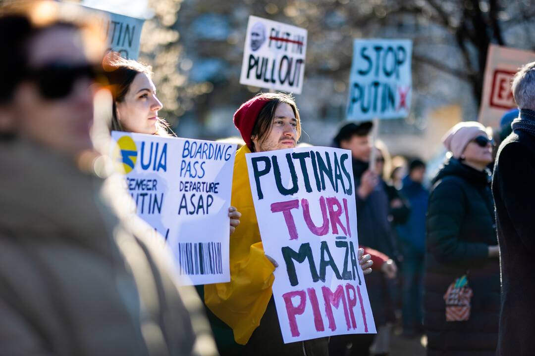 Vilniečiai susirinko „apgulti“ Rusijos ambasados