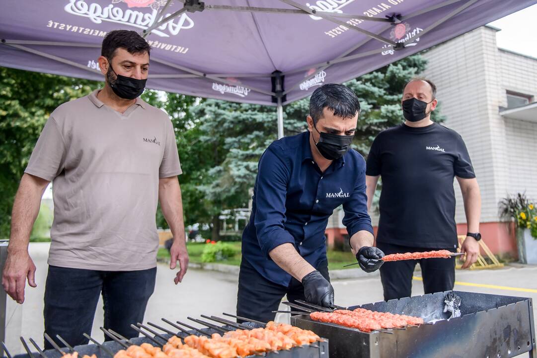 Skonis: Čekiškės socialinės globos namų gyventojai smalsiai ragavo turkiškų patiekalų.