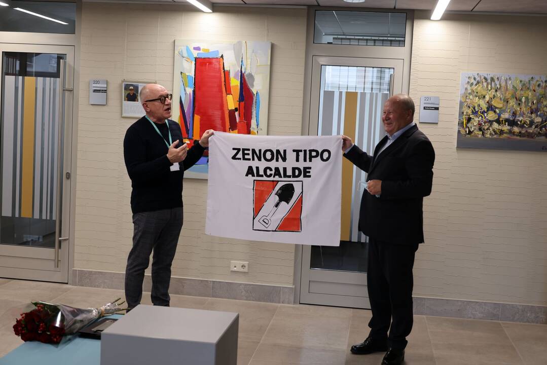 Dovana: A.Obcarskas padovanojo V.Makūnui autentišką rinkimų plakatą, kurį parsivežė iš kelionės po Peru.