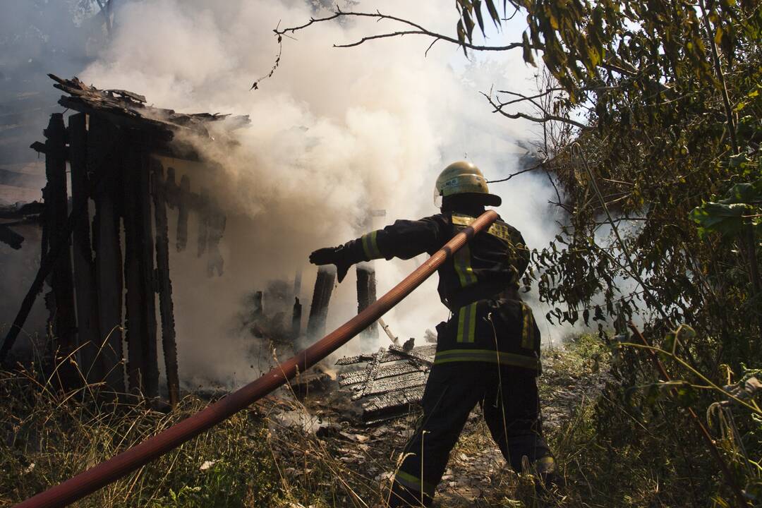 Iki pamatų supleškėjo visas skuodiečio turtas: suimtas girtas įtariamasis