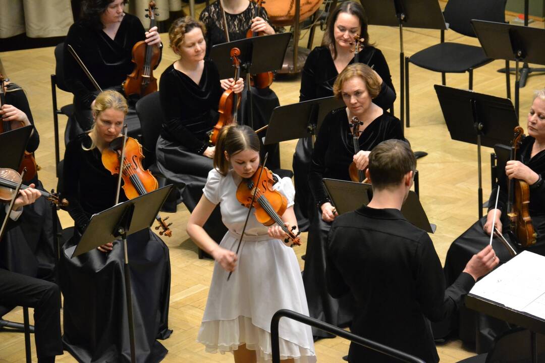 Pradžia: tradicinis KMSO ir Juozo Naujalio muzikos gimnazijos moksleivių koncertas – puiki galimybė susipažinti su būsimomis muzikos žvaigždėmis.