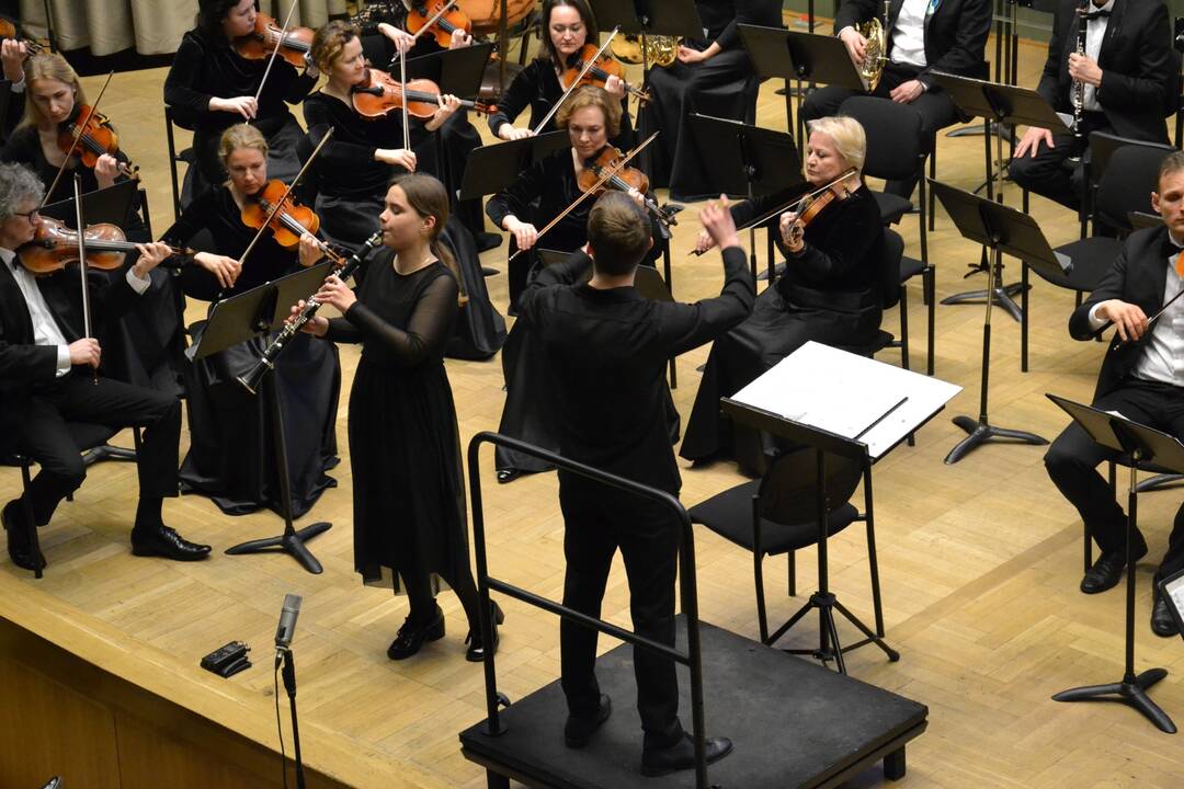 Pradžia: tradicinis KMSO ir Juozo Naujalio muzikos gimnazijos moksleivių koncertas – puiki galimybė susipažinti su būsimomis muzikos žvaigždėmis.