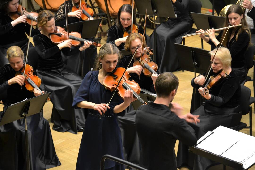 Pradžia: tradicinis KMSO ir Juozo Naujalio muzikos gimnazijos moksleivių koncertas – puiki galimybė susipažinti su būsimomis muzikos žvaigždėmis.