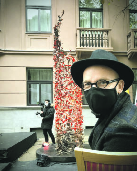 Autoironiškai: "Mano ne tik ūsai prasilenkia su laiku, bet ir apvalūs akiniai, vintažiniai švarkai. Turiu prisipirkęs senų frakų, siūtų XX a. pradžioje."