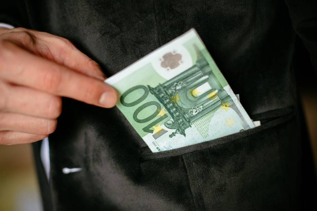 Kyšininkavimu įtariamas prokuroras paleistas už užstatą