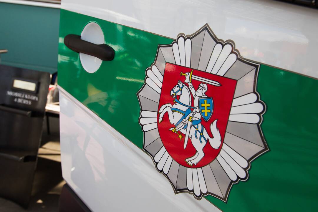 Avariją Alytaus rajone sukėlė nepilnametė: automobiliu trenkėsi į sieną