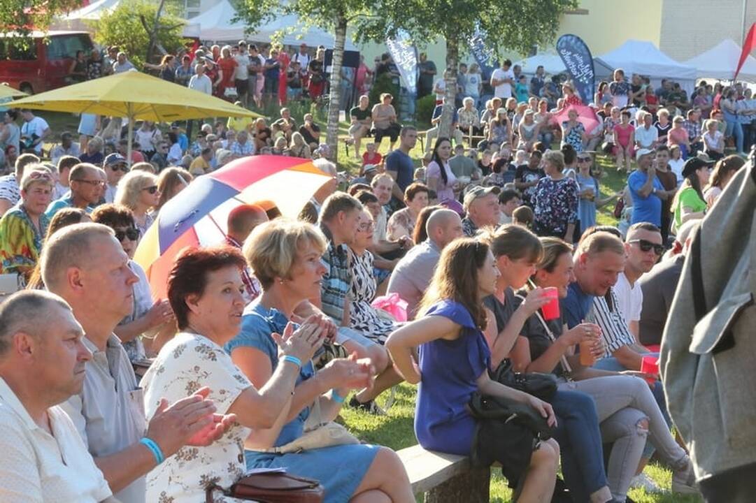 Ypatingi: festivalyje apsilanko grafai Mėlynės, nuo kurių smalsuoliai sunkiai atplėšia susižavėjusius žvilgsnius.