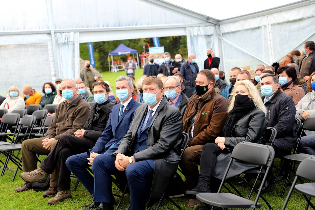 Dėmesys: aptarti svarbių klausimų susirinko miškininkai iš visos Lietuvos, Aplinkos ministerijos, Valstybinės saugomų teritorijų tarnybos, savivaldybių atstovai.