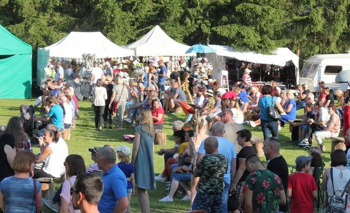 Ypatingi: festivalyje apsilanko grafai Mėlynės, nuo kurių smalsuoliai sunkiai atplėšia susižavėjusius žvilgsnius.